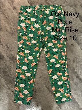 Old Navy Green Floral Pixie Pants